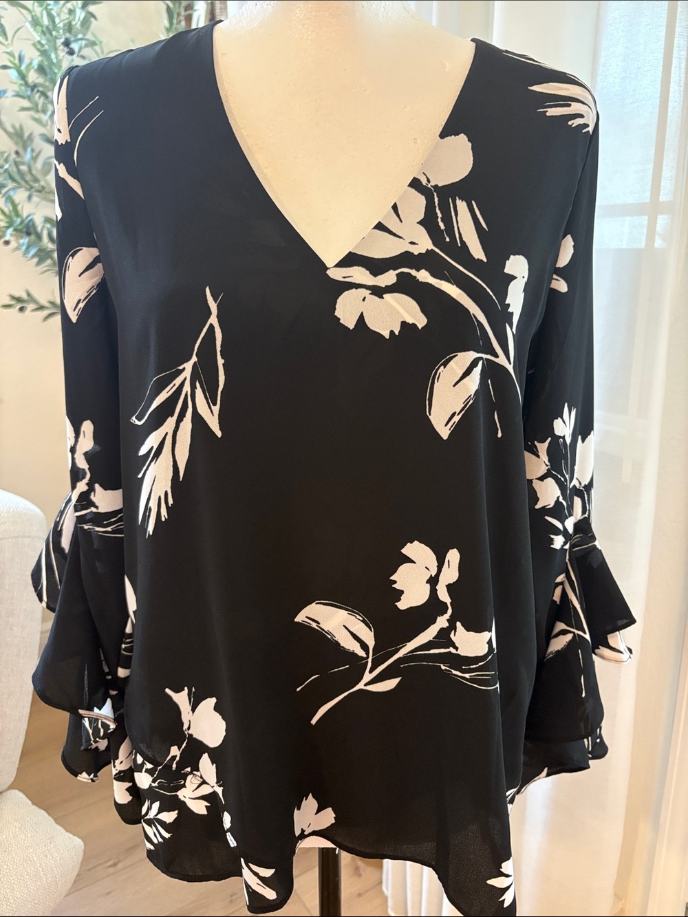 Vince Camuto Black White Floral V-Neck Blouse